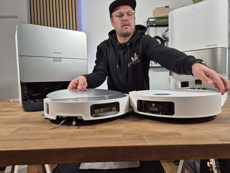 Roborock Saros 10 steht neben dem Dreame X50 Ultra